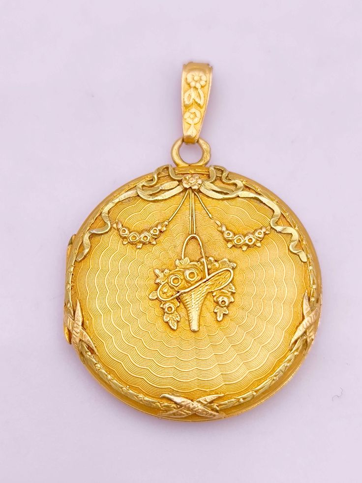 Rare souvenir pendant in solid 18K gold dating from early 19th century Delicately carved with an engine turned motif background and a basket in its center symbolising prosperity French work - hallmarks present on the bail In mint condition: no bump or dent and closes perfectly Weight: 5.4 Gr Diameter 27 mm - Thickness when closed 4.45 mm This superb piece of jewellery will come in a gift box and sent fully registered signed for with insurance within 1 working day of cleared transaction This love Ornate Yellow Gold Medallion Locket Necklace, Yellow Gold Round Filigree Locket Necklace, Yellow Gold Round Locket Necklace With Filigree, Round Yellow Gold Locket Necklace With Filigree, Victorian Yellow Gold Locket Necklace With Filigree, Ornate Yellow Gold Hallmarked Locket Necklace, Victorian Filigree Locket Necklace In Yellow Gold, Victorian Yellow Gold Medallion Locket Necklace, Victorian Filigree Yellow Gold Locket Necklace