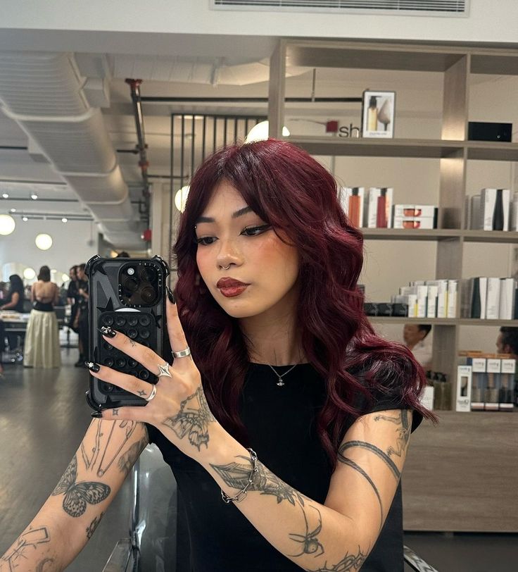 Pelo Color Vino, Deep Red Hair, Cherry Hair Colors, Model Workout, Black Red Hair, Wine Red Hair, Red Hair Inspo, Wine Hair, Cherry Hair