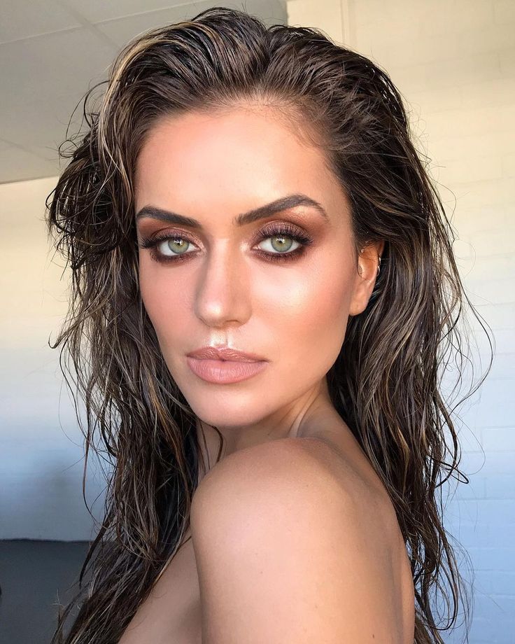 Bronze Smokey Eye Makeup, Eyeshadow Smokey, Eyeshadow Smokey Eye, Bronze Smokey Eye, Wet Look Hair, Fall Makeup Trend, Bronze Eye Makeup, Smokey Eye Makeup Look, Natural Smokey Eye