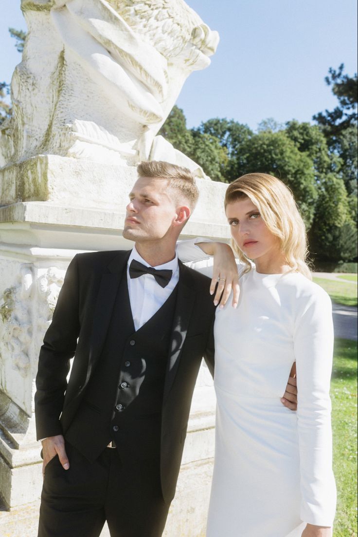 Bride and groom standing in front of a statue in a palace garden. Daylight Flash Photography, Editorial Fashion Magazine, Flash Wedding Photography, Flash Photo, During The Day, Wedding Memorial, Flash Photography, Wedding Modern, In The Dark