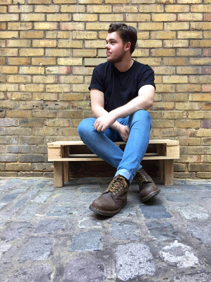 Matt, drummer and employee at our Neal St, Covent Garden store wears the 1460 Crazy Horse boot. 1460 Crazy Horse, Doc Martens Outfit Men, Brown Doc Martens, Blue Jeans Outfit Men, Brown Dr Martens, Dr Martens Men, Brown Boots Outfit, Martens Outfit, Dr Martens Outfit