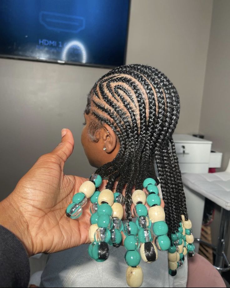 Straight Backs With Beads, Short Feed In Braids, Braids Alicia Keys, Bohemian Curls, Trendy Braided Hairstyles, Beads For Braids, Cornrows With Beads, Alicia Keys Braids, Garland Making