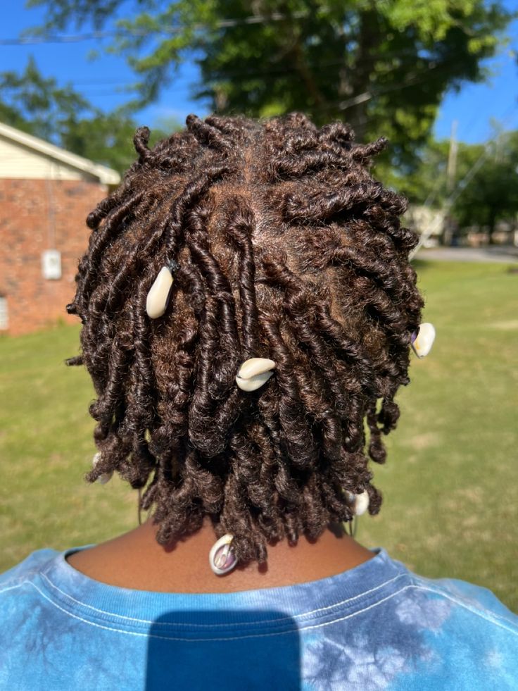 Shells Hair Accessories, Sea Shells On Locs, Short Locs With Shells, Loc Shells, Shells On Locs, Loc Accessories Black Women, Locs With Shells, Locs Colors, Dread Heads