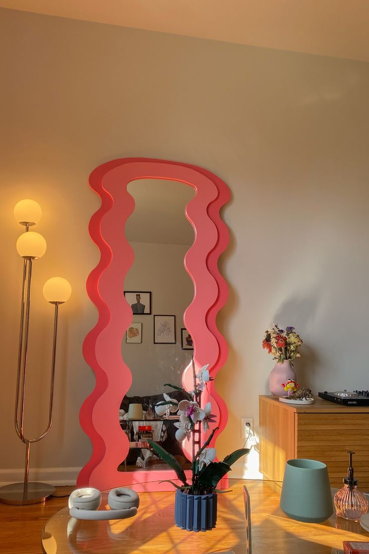 Pink curvy mirror. Spring decor Ultrafragola Mirror Aesthetic, Curvy Mirrors, Room Inspo Colorful, Funky Home Office, Funky Apartment Decor, Colourful Mirror, Warm Apartment Aesthetic, Room Decor Maximalist, Funky Apartment