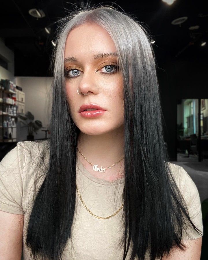 Gray Roots Black Hair, Platinum Roots Black Ends, Grey Roots Black Hair, Grey Roots Black Ends, Silver Roots Dark Ends, White Roots Dark Ends, Root Hair Color Ideas, Hair Roots Color, Colored Roots With Black Hair