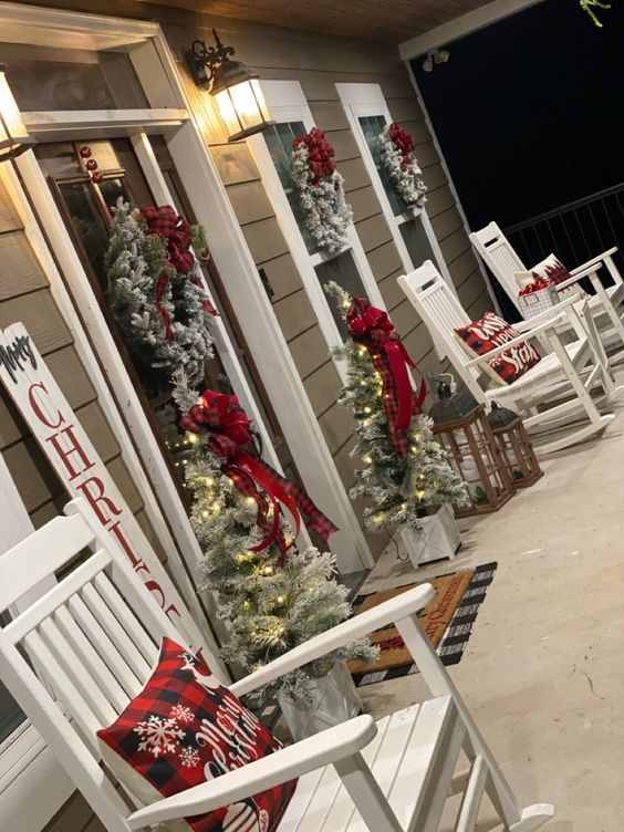 Christmas Decor Ranch Style House Outside, Farmers Porch Furniture Ideas, Christmas Decor Ideas Outdoor Porch Railing, Two Story Christmas Decor Outdoor, Farmhouse Christmas Front Porch Decor, Country Christmas Decor Ideas Outdoor, Farmhouse Christmas Outdoor Decor, Farmhouse Christmas Decor Front Porches, Outdoor Christmas Tree On Porch