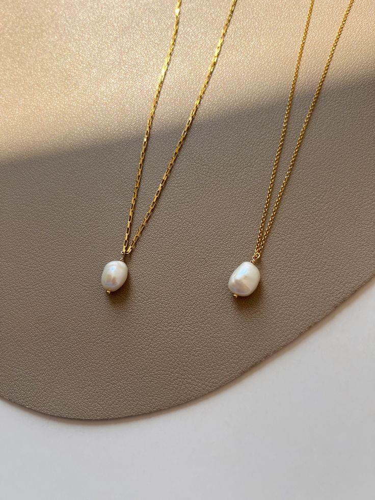 ✿Sold individually  ✿ Material: 11-13mm High-Quality Baroque Freshwater Pearls ✿ Finish: 14K US Gold-Filled Chain ✿ Chain: Approx. 16 inches in length with 2 inches adjustable chain ✿ Tarnish resistant, hypoallergenic, safe for sensitive skin ✿ P L E A S E   N O T E: All of our freshwater pearls are all-natural and unique, therefore each shape is slightly different and won't exactly be like in the picture.  Meanwhile, there may be measurement differences caused by our handmade process. We will try our best to consistent as possible to give you the best quality. ✿ G I F T  If you want to package in a ready-to-gift kraft jewelry box (FREE) and add a gift note, just "mark as gift" and leave a gift note in the message box at checkout. ✿ S H I P P I N G All pieces listed in my shop will be ship Baroque Pearl Clavicle Chain Jewelry Gift, Minimalist Necklaces With Pearl Charm, Baroque Pearl Clavicle Chain Necklace Gift, Elegant Pearl Charm Necklaces For Jewelry Making, Pearl White Baroque Pearl Jewelry With Clavicle Chain, Minimalist Pendant Pearl Necklace For Jewelry Making, Minimalist Yellow Gold Baroque Pearl Necklaces, Elegant Pearl Chain For Jewelry Making, Minimalist Yellow Gold Baroque Pearl Necklace