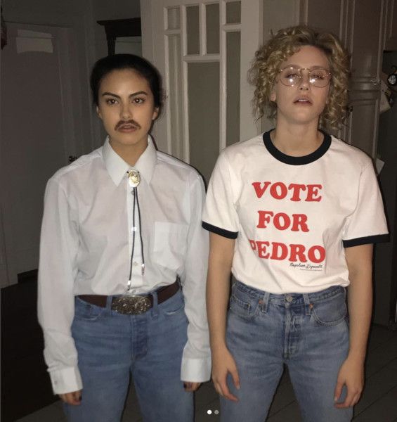 Camila Mendes And Lili Reinhart, Riverdale Halloween Costumes, Best Celebrity Halloween Costumes, Camilla Mendes, Celebrity Costumes, Bff Halloween Costumes, Riverdale Funny, Napoleon Dynamite, Duo Halloween Costumes