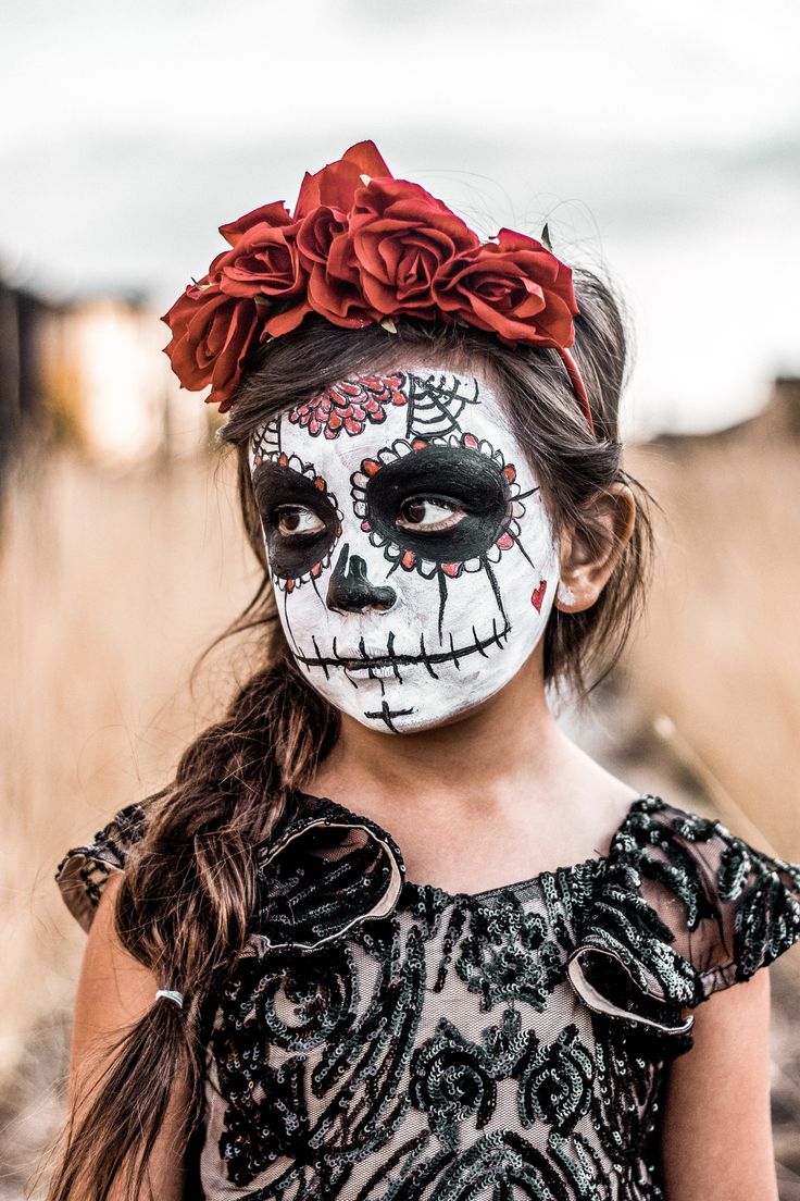 Love this dia de los muertos makeup look on hey sunny jess Day Of Dead Costume, Muertos Makeup, Cactus Heart, Day Of The Dead Girl, Dead Makeup, Flower Costume, Haunted Halloween, Halloween Makeup Inspiration, Kids Makeup