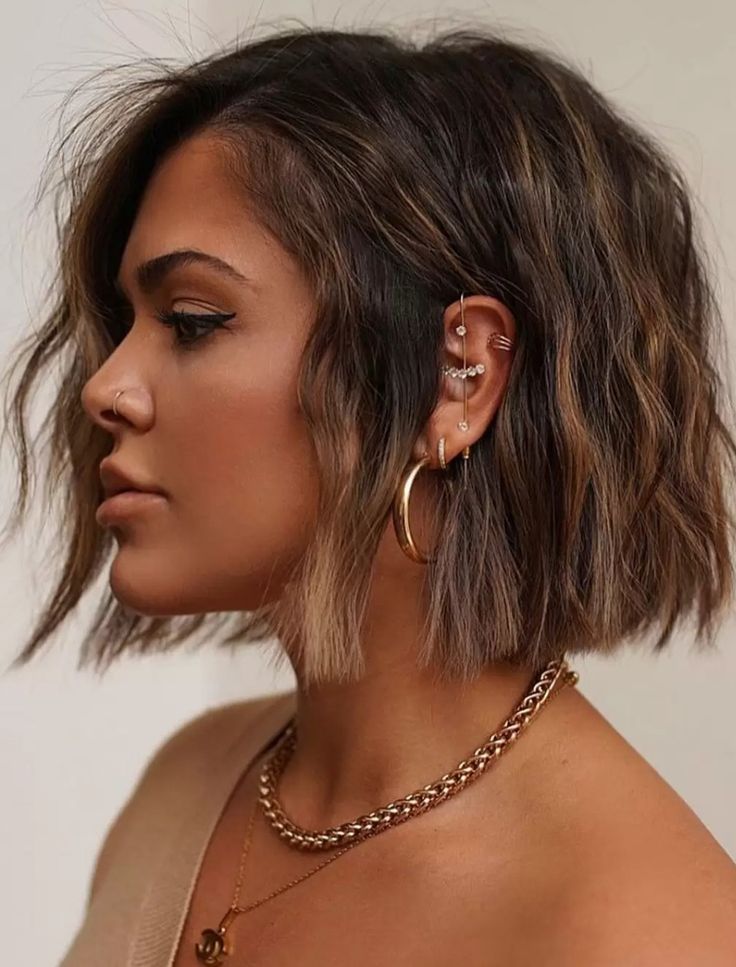 Pelo Bob Ondulado, Choppy Bob Haircuts, Short Brown Hair, Natural Wavy Hair, Shoulder Length Hair Cuts, Short Bob Haircuts, Penteado Cabelo Curto, Haircut For Thick Hair, Bob Haircuts