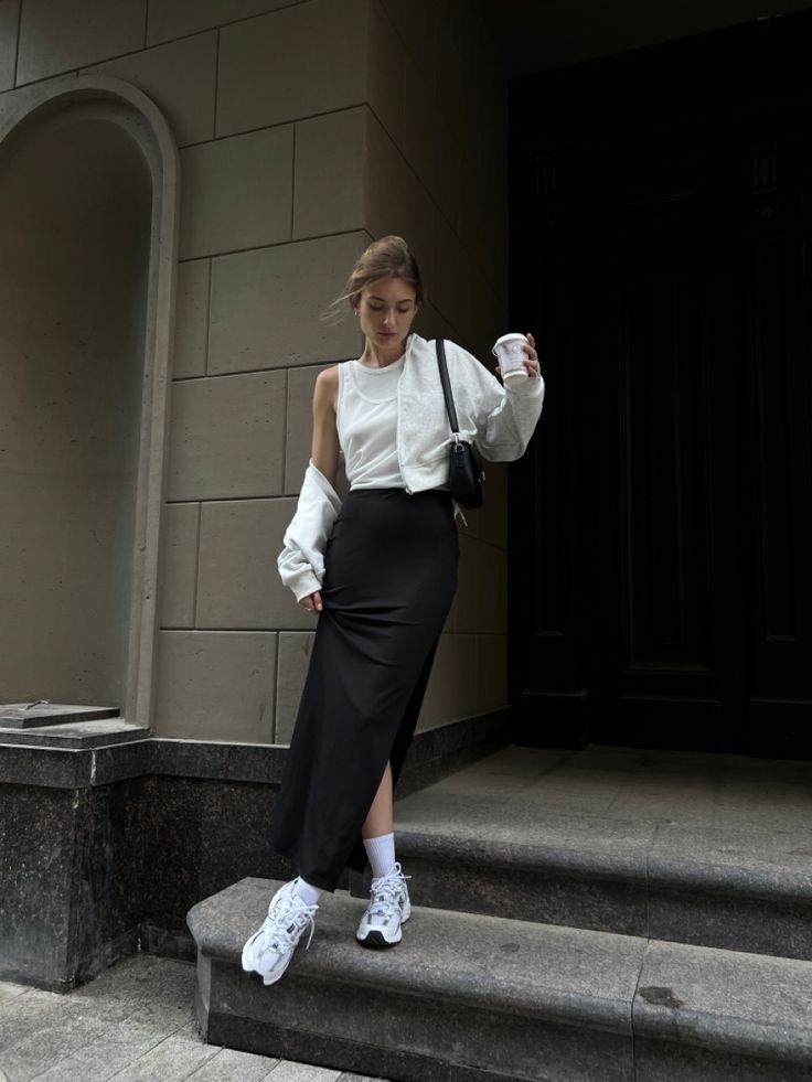 Hongkong Outfit, New Balance 530 Outfit, Neat Casual Outfits, New Balance Outfit, Japan Outfit, 사진 촬영 포즈, Casual Style Outfits, Black Skirt, Outfits Casuales