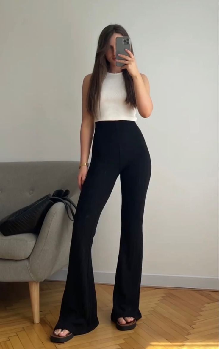 flare black pants, white top White Minimalist Outfit, Flare Pants Outfit, Flare Black Pants, White Tops Outfit, Outfit Minimalist, Black Flare Pants, Black And White Minimalist, White Minimalist, Pants White