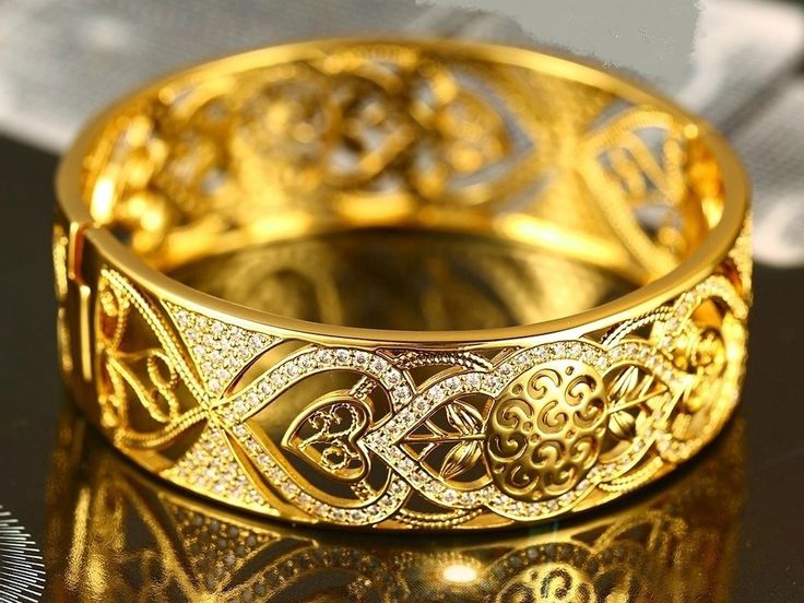 Dubai gold collection bangle with beautiful white zircons Dubai Gold Bangles, Gold Jewellery India, Dubai Design, Dubai Gold Jewelry, Gold Jewellry, Gold Bangle Set, Bridal Fashion Jewelry, Gold Jewelry Sets, Gold Plated Bangles