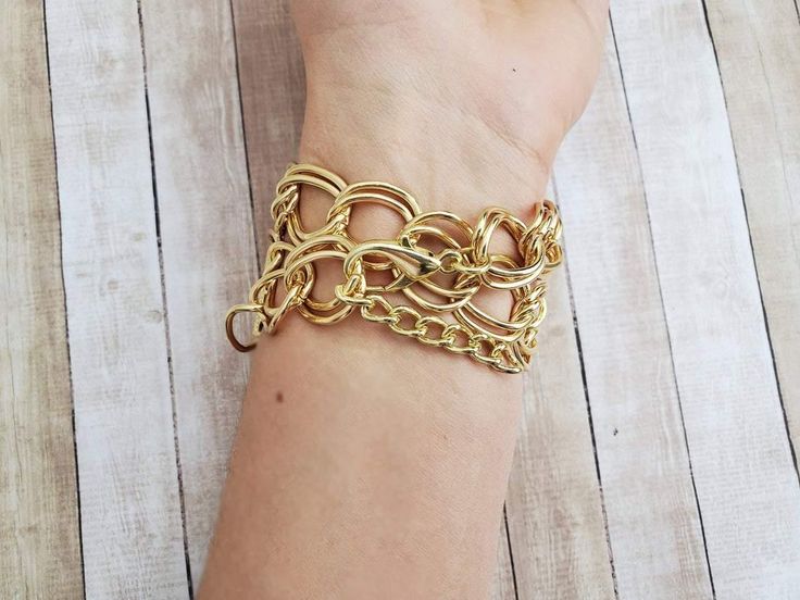 Super elegant and exquisite handmade chain link apple watch bracelet. Made to create a unique look to your favorite watch and make you feel special during all day and even night. The bracelet is made from gold plated brass chain links and decorated with gold plated details , chain extension and lobster claw clasp. This bracelet is designed to fit wrist sizes from 5.5" to 7.5" PLEASE, MEASURE YOUR WRIST BEFORE ORDERING THE BAND. HOW TO MEASURE: Using a fabric tape measure, encircle the part of yo Apple Watch Bracelet, Wrap Fashion, Handmade Watch Bands, Apple Watch Bracelets, Chunky Gold Chain, Apple Band, Smart Jewelry, Handmade Chain, Double Wrap Bracelet