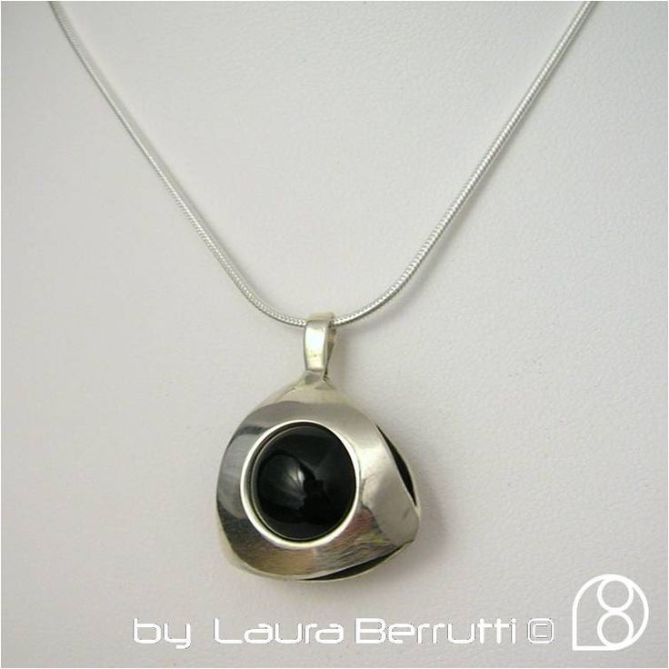 The onyx sphere is held between two triangular rounded shape in tension, letting it to move. A snail sterling silver chain is included with the pendant.  As all of my pieces this is entirely handcrafted, and each one will be slightly different, making each one unique.  This pendant will be made to order. If you have any specific preference please let me know. Between 5/8 days are needed to make and send this pendant. Este colgante sostiene en tension una esfera de onix en una estructura triangul Kinetic Pendant, Mystical Necklace, Aquamarine Birthstone, Bee Necklace, Mercado Global, Emerald Jewelry, Crystal Sphere, Onyx Stone, Silver Band