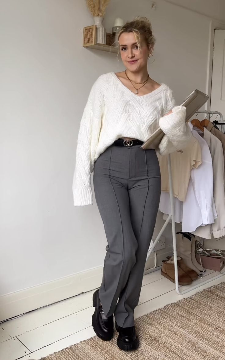 Grey Slacks Outfit Women Casual, Dark Gray Trousers Outfit Women, Gray Trousers Outfit Women Work, Receptionist Attire, Light Gray Trousers Outfit, Gray Work Pants Outfit, Grey Pants Work Outfit, Grey Tailored Pants Outfit, Light Grey Pants Outfit Work