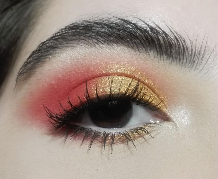 Gold & Red. CCW! #makeup #beauty Clancy Tour Makeup, Twenty One Pilots Concert Makeup, Yellow And Red Eyeshadow Looks, Clancy Makeup Twenty One Pilots, Twenty One Pilots Makeup Clancy, 21 Pilots Nails, Twenty One Pilots Concert Outfit Ideas, Clancy Makeup, Red And Yellow Eyeshadow