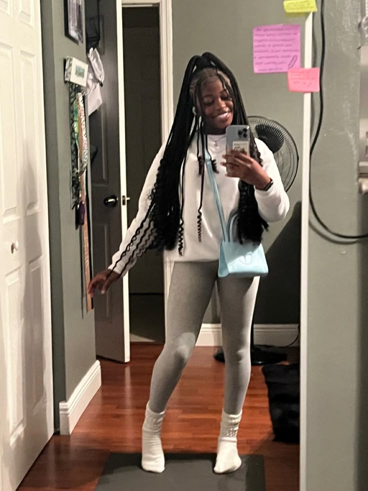 Chill Outfit Ideas For School, Grey Leggings Outfit Casual, Cute Outfits For School Black Women, 9th Grade Outfits First Day Of School, Dark Grey Leggings Outfit, Outfits With Grey Leggings, Legging Outfits For School, Outfit Ideas For School Black Women, Baddie Fits For School