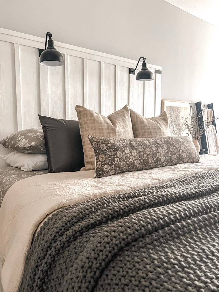 Modern Farmhouse Neutral Bedroom, Farmhouse Chic Bedding, Fall Layered Bedding, Neutral Bedding Not White, Layered Farmhouse Bedding, Rustic Modern Bedroom Master Suite, Farmhouse Neutral Bedding, Neutral Bedding Ideas Farmhouse, Fall Master Bedding