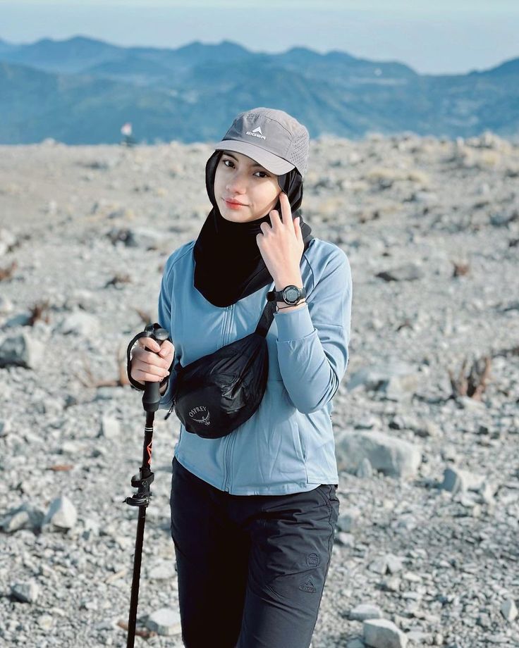 Hiking Outfit Women Hijab, Hiking Hijab Outfit, Ootd Hiking Hijab, Outfit Hiking Hijab, Hijabi Hiking Outfit, Hiking Girl Outfit, Ootd Camp, Outfit Camping Hijab, Outfit Mendaki