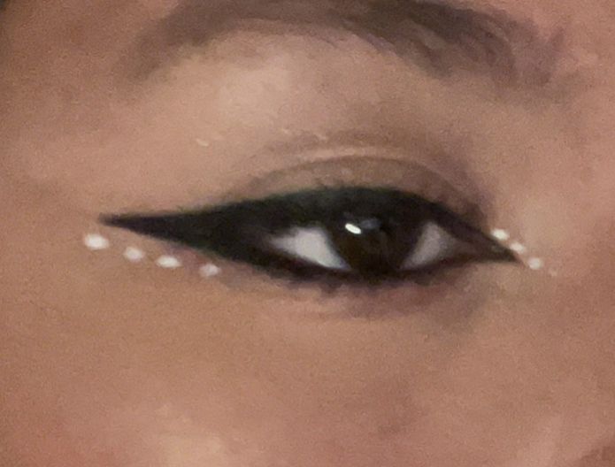 Thick Black Eyeliner Looks, Unique Black Eyeliner, White Eyeliner Inner Corner, White Eyeliner Makeup Dots, Black And White Eyeliner Hooded Eyes, Subtle White Eyeliner, White And Black Eye Makeup, White Liner Dots, White Eyeliner Makeup Hooded Eyes