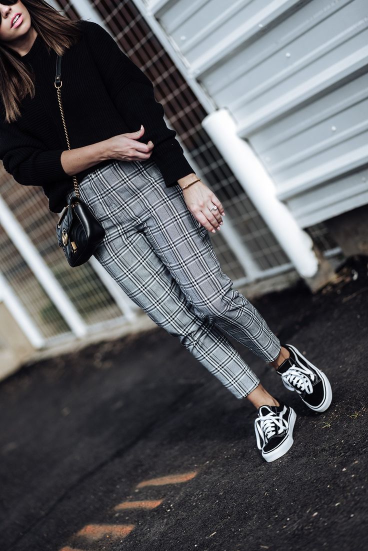 2 wardrobe staples you need in your closet this fall | Grey check print tailored pants (wearing a us size 4) | Fine knit sweater | Vans old skull sneakers | Gucci marmot bag | Monica Vinader Signature Large Bangle | Pom Pom Beanie #falloutfitideas2017 #falloutfits #vansoutfits #streetstyle Vans Outfit, Checkered Pants, Fine Knit Sweater, Houston Fashion, Outfits 2017, Looks Street Style, Plaid Pants, Mode Streetwear, Blazer Fashion