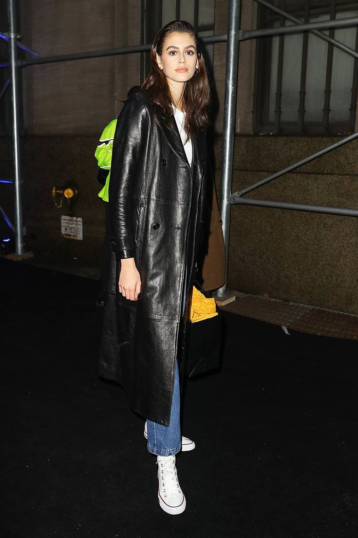 Leather Coat Street Style, Long Leather Coat Outfit, Kaia Gerber Street Style, Leather Coat Outfit, Leather Jacket Street Style, Stile Kendall Jenner, 90s Minimalism, Kaia Gerber Style, Leather Coats