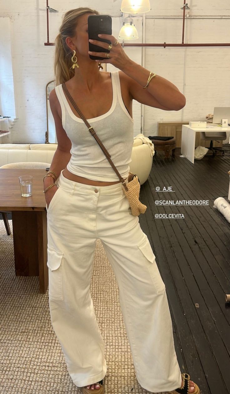 White Pants Spring Outfit, Study Abroad Italy Outfits, Cream Straight Leg Jeans Outfit, Miami Casual Outfits, Central America Outfits, Basic Western Outfit, White Casual Outfits For Women, Hawaii Winter Outfits, Uni Fits Summer