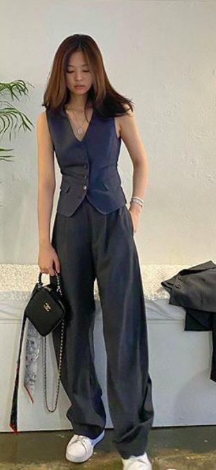 Waistcoat Women Outfit, Prom Outfits For Tomboys, Lesbian Prom Outfit, Lesbian Formal Outfits, Masculine Girl Outfits, Masculine Outfits For Women, Waistcoat Outfit Women, Formal Attire Women, Waistcoat Outfit