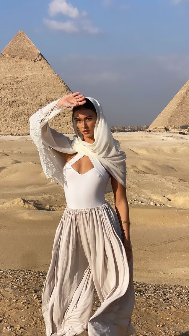 Desert Outfit Ideas, Dubai Outfits Ideas, Egypt Outfits, Desert Photoshoot Ideas, Desert Outfit, Egypt Aesthetic, Dubai Outfits, Egypt Fashion, The Pyramids