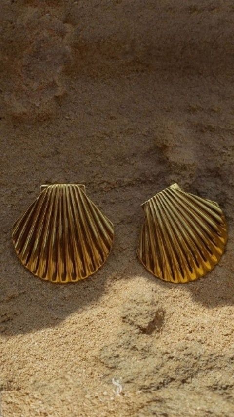 Instagram Great Neck New York, Island Vibes, Clam Shell, Shell Earrings, Girly Jewelry, Gold Gold, Base Metal, Ear Piercings, Jewelry Stores