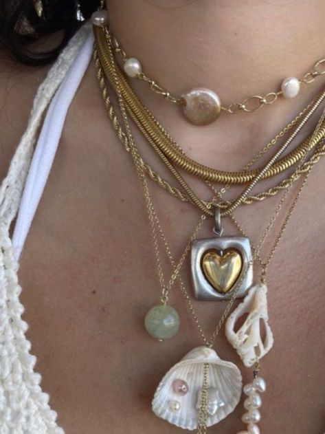 summer jewelry shells gold pearl Mixed Metal Jewelry, Mia 3, Dope Jewelry, Chunky Jewelry, Stacked Jewelry, Jewelry Lookbook, Funky Jewelry, Mode Inspo, Girly Jewelry