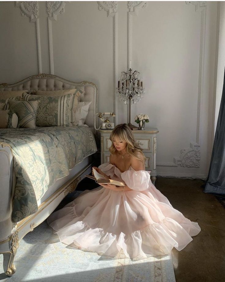 𝓜𝓲𝓵𝓴🕊🏹 on Twitter: "How I deserve to live my days 🩰☁️… " بيوت ملكية, Royal Core, Royalty Aesthetic, Royal Aesthetic, Princess Core, Fantasy Gowns, Classy Aesthetic, Fairytale Dress, Princess Aesthetic