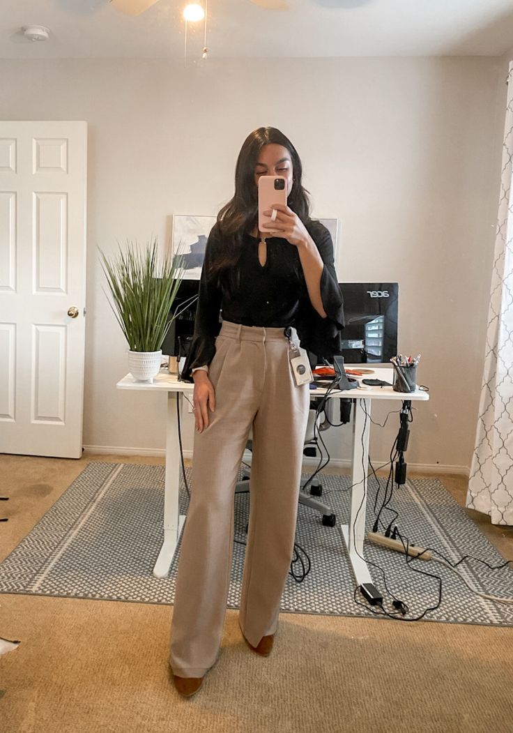 Interview Outfit Tan Pants, Presentation Attire Women, Formal Presentation Outfit, Outfit For Presentation, Pa School Outfits, Business Presentation Outfit Women, School Presentation Outfit, Business Casual Outfits For Women Summer Young Professional, Presentation Outfits For Women