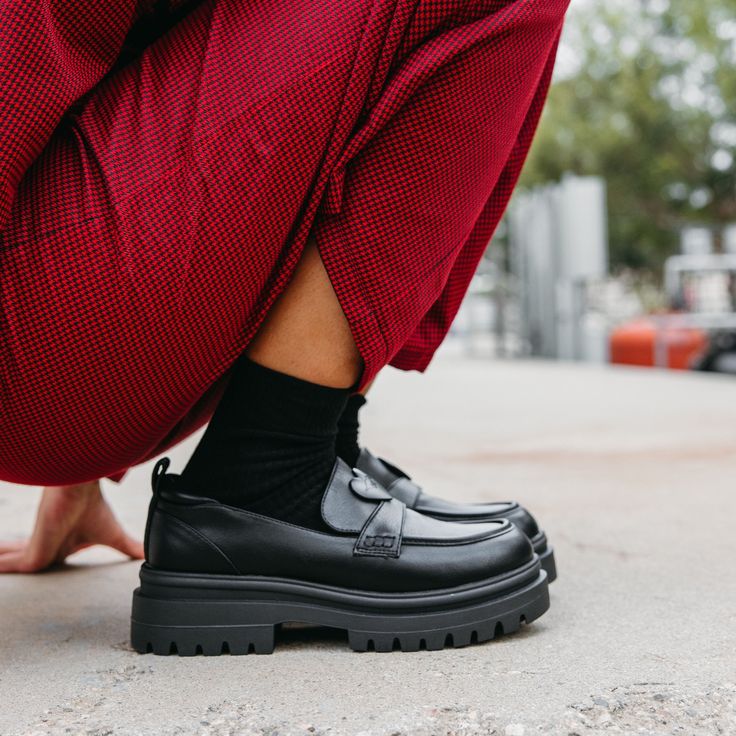 Unleash your fashion-forward side with the Rocket Dog Dandy Black Platform Loafer. 🖤 Crafted with a black faux leather upper, this slip-on loafer features a platform sole for added height and a comfortable 2.09-inch heel. The chic and bold design elevates your style effortlessly. Step out in confidence and make a fashion statement with Rocket Dog! Style: Slip-on platform loafer Upper: Faux leather Lining: Microfiber Midsole: Plush Foam Comfort Insole Sole: Rubber platform Heel height: 2.09 inch Black Work Shoes, Rocket Dog, Platform Loafers, Black Platform, Platform Heel, Bold Design, Work Shoes, Dandy, The Chic