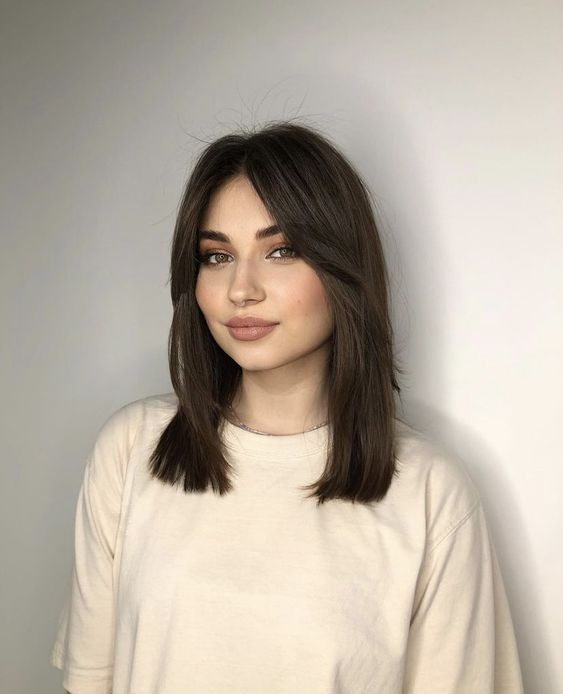 Medium Hair Cuts With Curtain Bangs, Bangs With Medium Hair Straight, Straight Lob With Curtain Bangs, Short Hair For Big Face, Curtain Bangs Haircut Medium, Round Face Haircuts Straight Hair, Trendy Hair Cuts For Medium Hair, C Shape Haircut, Medium Hair Cuts Straight