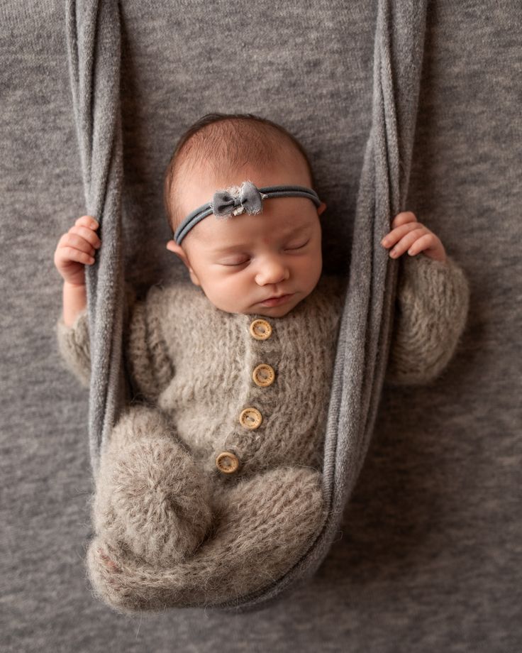 newborn grey gray swing headbands newborn poses Baby Photography Poses, Diy Newborn Photography, Newborn Photography Tips, Newborn Photos Boy, Foto Newborn, Newborn Photography Boy, Newborn Fashion, Studio Newborn, Newborn Photography Poses