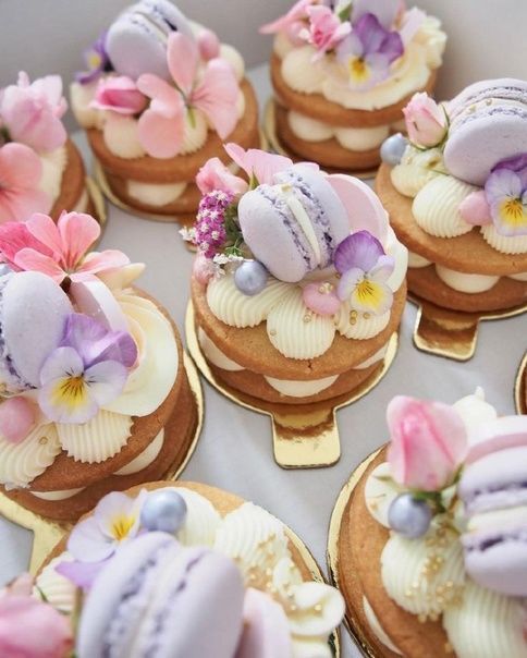 there are many small cakes with flowers on them