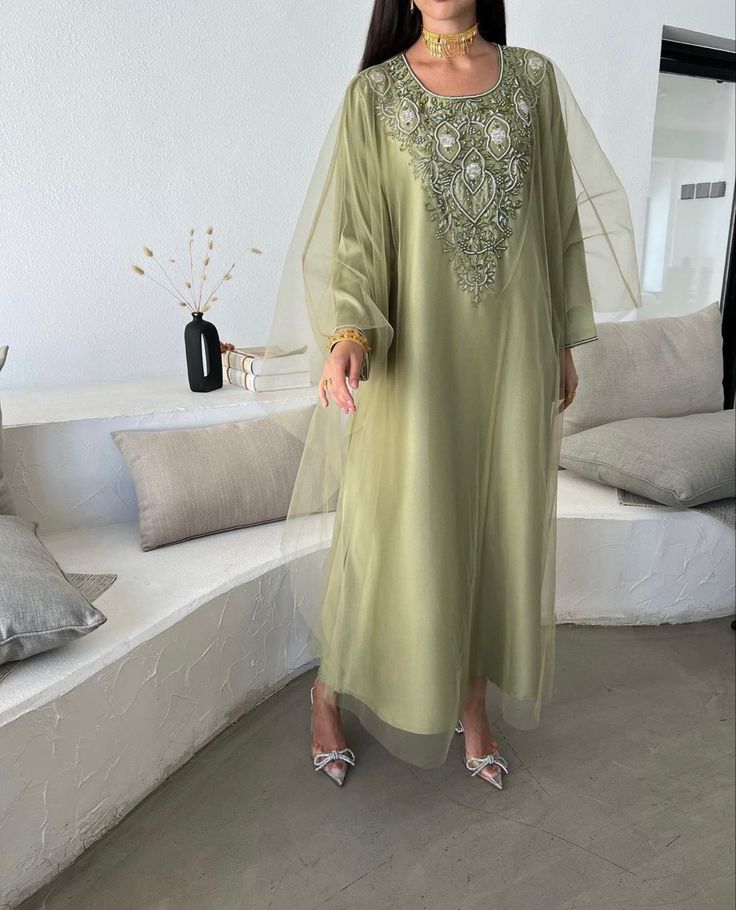 Jalabiya Arabic Dress, Jalabia Styles, Eid Outfit Ideas, Dress And Blouse, Eid Looks, Arabic Dress, Eid Outfit, Afghan Clothes, Round Neck Dress