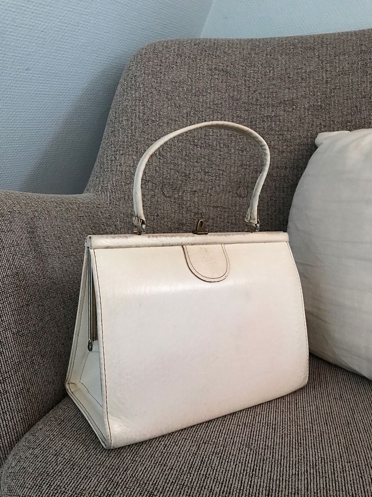 1960s Purse, 60’s Makeup, 60s Purse, Mid Century Glam, Modern Bag, White Purses, Vintage Purse, White Vintage, Makeup Bag