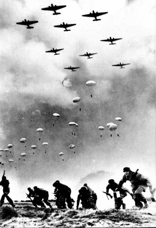 Airborne All The Way! 20 Fantastic Photos of Paratroopers in Action! Perang Dunia Ii, Ww1 Art, History Subject, Ww2 Soldiers, Ww2 History, German Soldiers Ww2, Military Pictures, History Pictures, History Photos