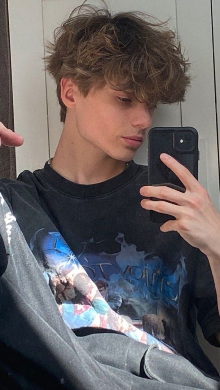 Men’s Brown Hair Color, Fluffy Hair Men Haircut, Fluffy Hair Brunette, Softboy Haircut, Fluffy Hair Fade, Bedhead Haircut, Messy Hairstyles Men Long, Trendy Teen Boy Haircuts 2023, Fluffy Short Hair Boys