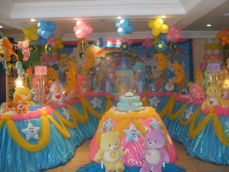 there are many balloons and decorations in the room for children's birthdays or baby showers