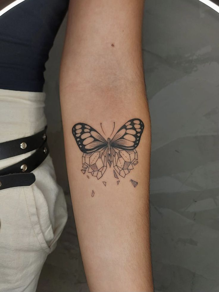 shattering butterfly tattoo Until Dawn Butterfly Tattoo, Disintegrating Butterfly Tattoo, Until Dawn Tattoo Ideas, Butterfly Domino Tattoo, Until Dawn Butterfly, Until Dawn Tattoo, Lis Tattoo, Video Game Tattoos, Piercing Inspo