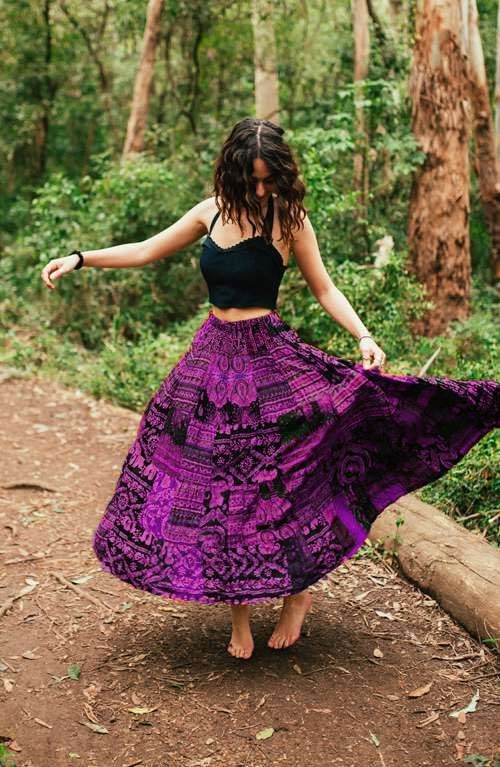 Purple Hippie Outfit, Purple Hippie Aesthetic, Purple Maxi Skirt Outfit, Purple Maxi Dress Outfit, Hippie Skirt Outfit, Vintage Hippie Aesthetic, Winter Hippie Outfits, Hippie Aesthetic Outfit, Hippie Outfits 70s