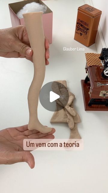 a person is making something out of clay with their hands and the words um verm com a teoria