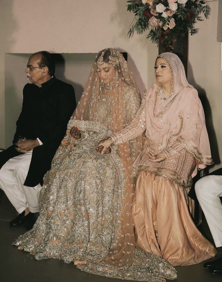 Bridal Baraat Dresses Pakistani, Pakistani Bridal Nikah Look, Vintage Desi Wedding, Pakistani Wedding Hijab, Indian Nikkah Outfit, Nikkah Desi Outfit, Nikkah Ideas Pakistani, Sage Green Desi Wedding Dress, Pink Nikkah Outfit