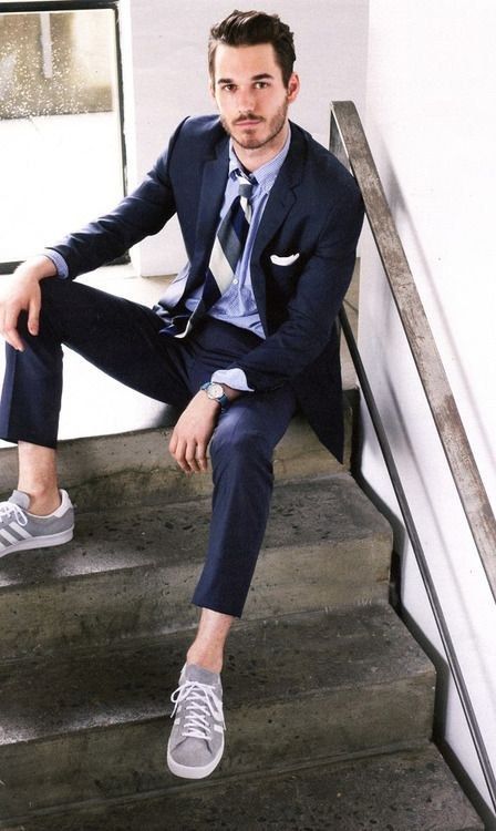 18 Looks ideales para los chicos que quieren usar tenis con traje Men Work Outfits, Mode Poses, Suits And Sneakers, Light Blue Dress Shirt, A Man In A Suit, Man In A Suit, Men With Style, Mens Fashion Edgy, The Gentlemen