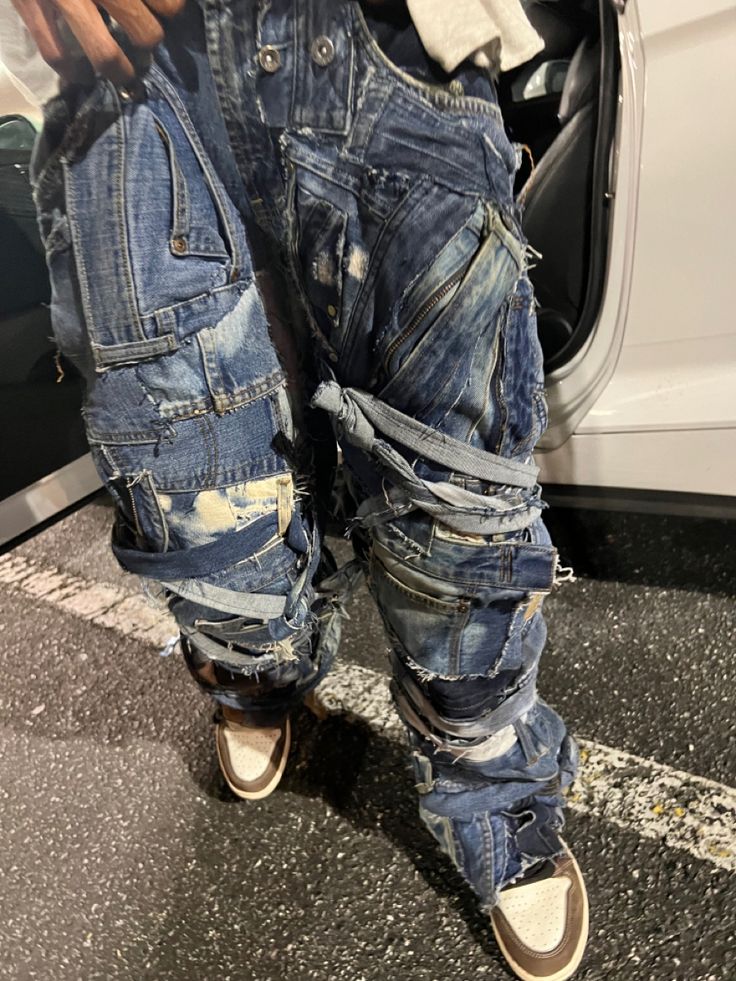 Homemade Jeans, Homemade Clothes, Reworked Jeans, Reworked Clothes, Reworked Fashion, Jeans Streetwear, Fashion Patchwork, Brand Ideas, Custom Jeans