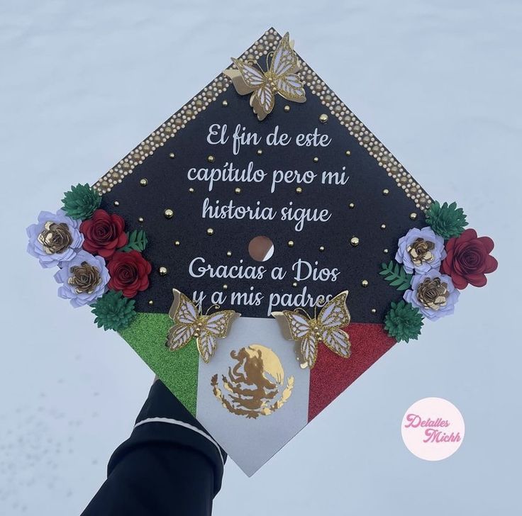 a graduation cap decorated with flowers and the words, el fin de este capitale pe